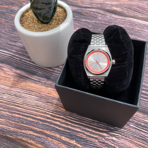 Nixon Womens Watch - Picture 1 of 2